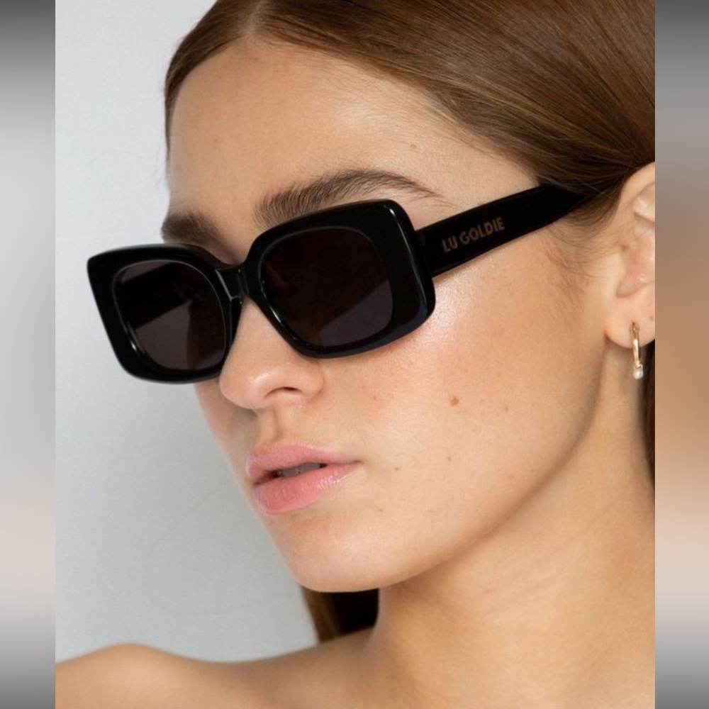 NWT Lu Goldie Coco Sunglasses - Black